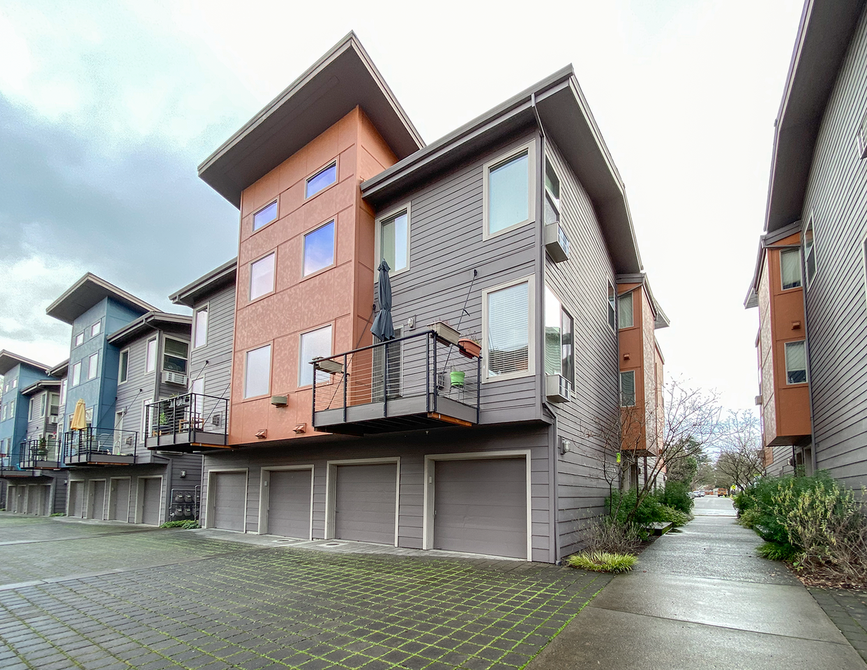 8003 N Leavitt Ave - Photo 3 of 32