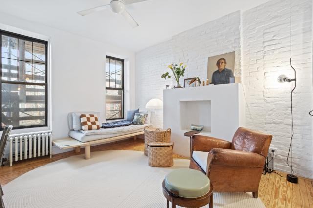 537 Clinton St - Photo 2 of 11