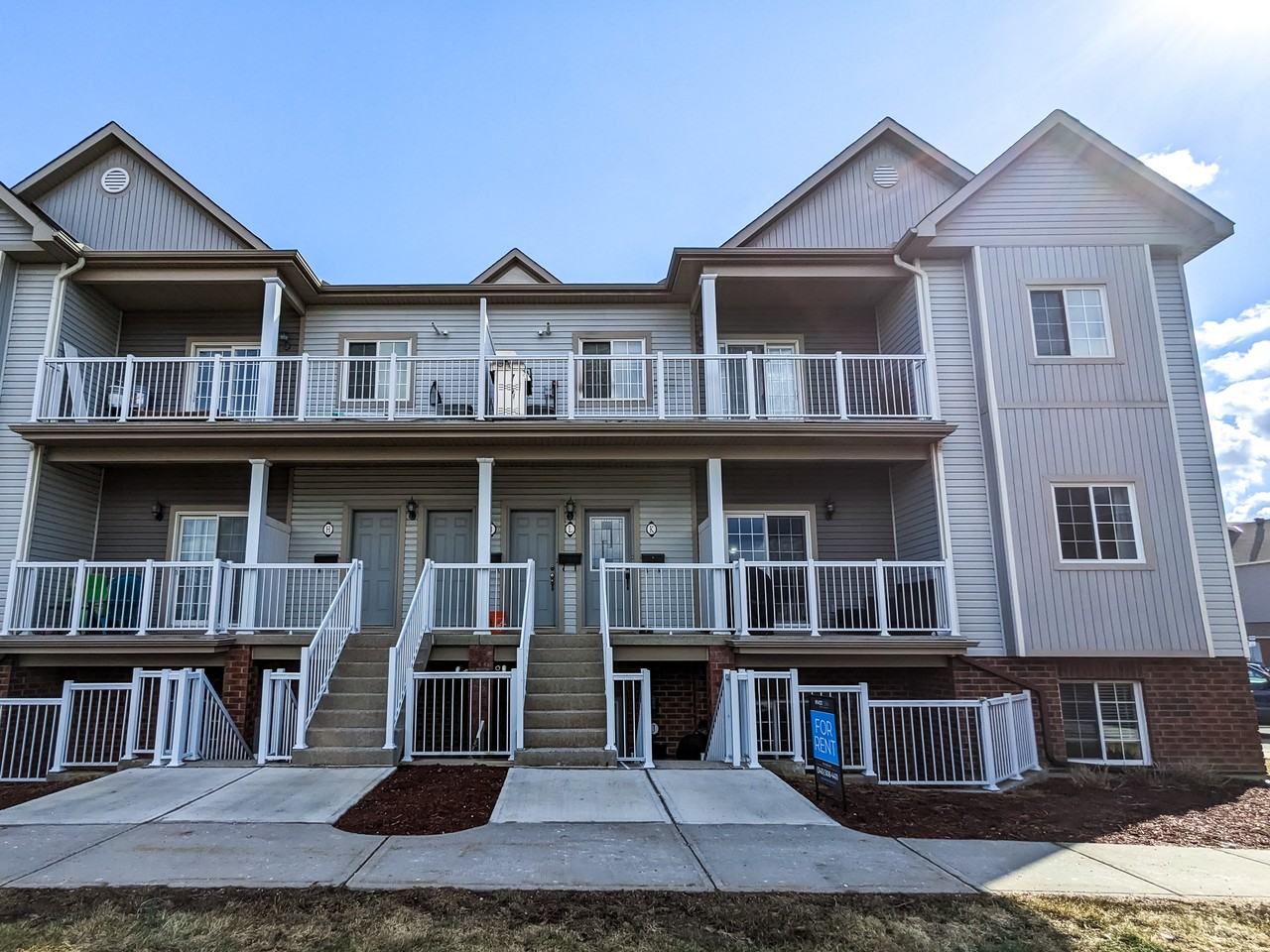 103 Artesa Pvt J, Ottawa, ON K2S 0J8 2 Bedroom Condo for 2,100/month