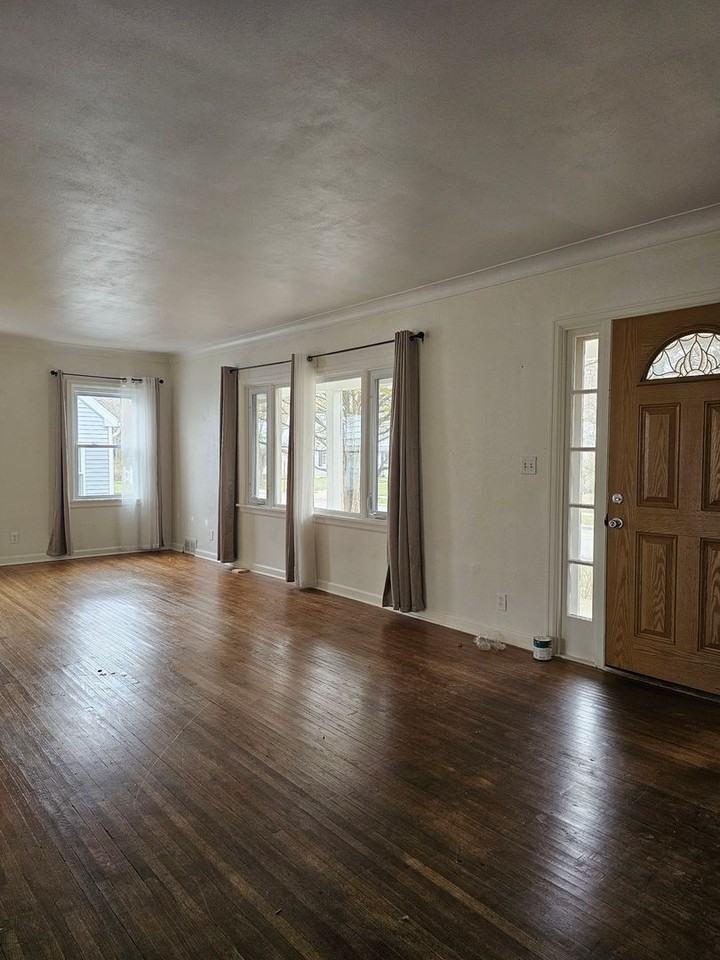 136 Crim St - Photo 4 of 11