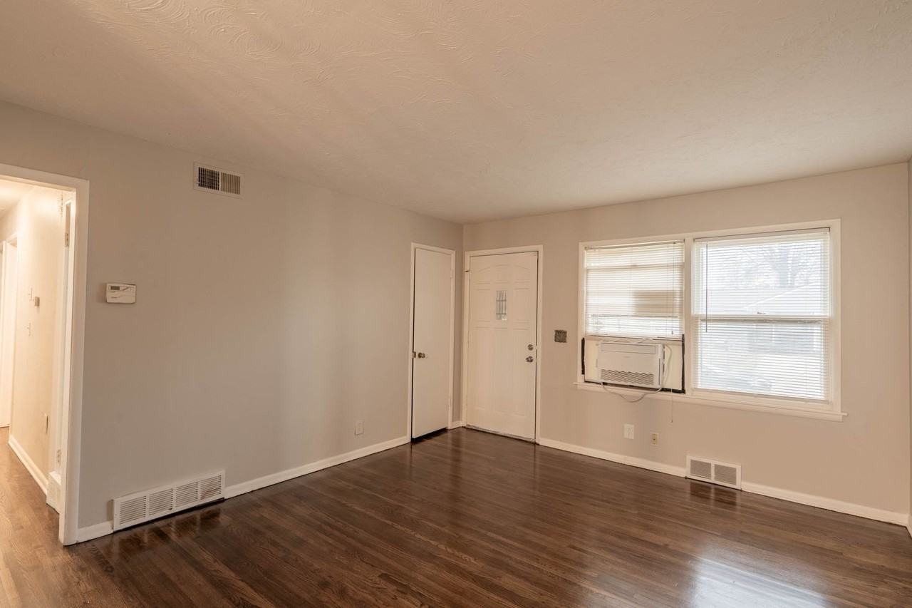 1553 E 53rd St N - Photo 4 of 13