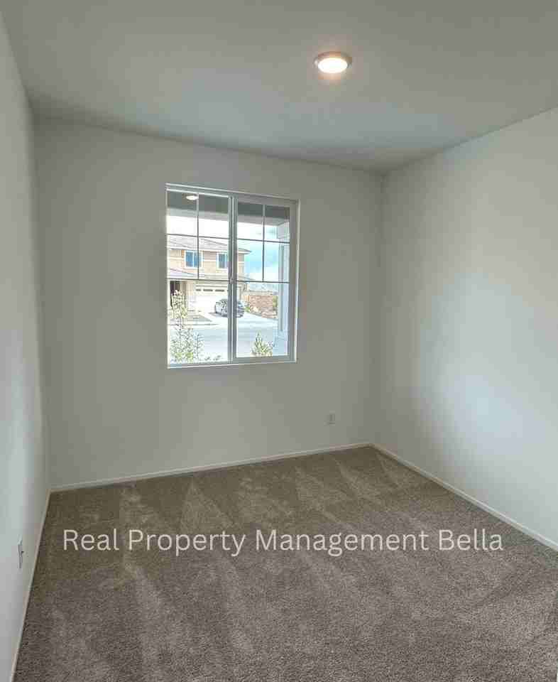 2506 Wild Rose St - Photo 2 of 32