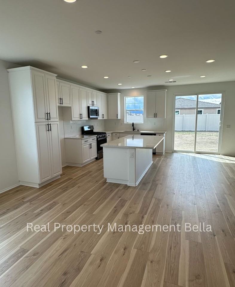 2506 Wild Rose St - Photo 7 of 32