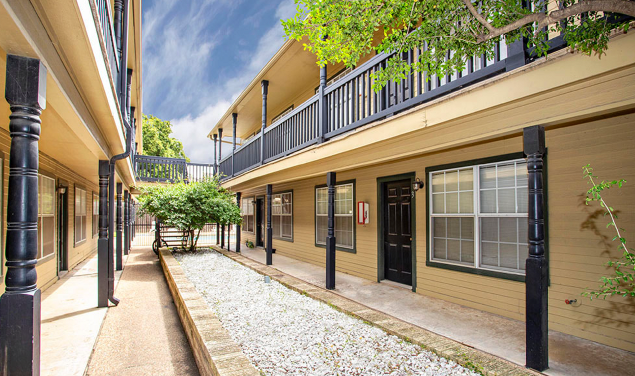 Commodore - Photo 4 of 23