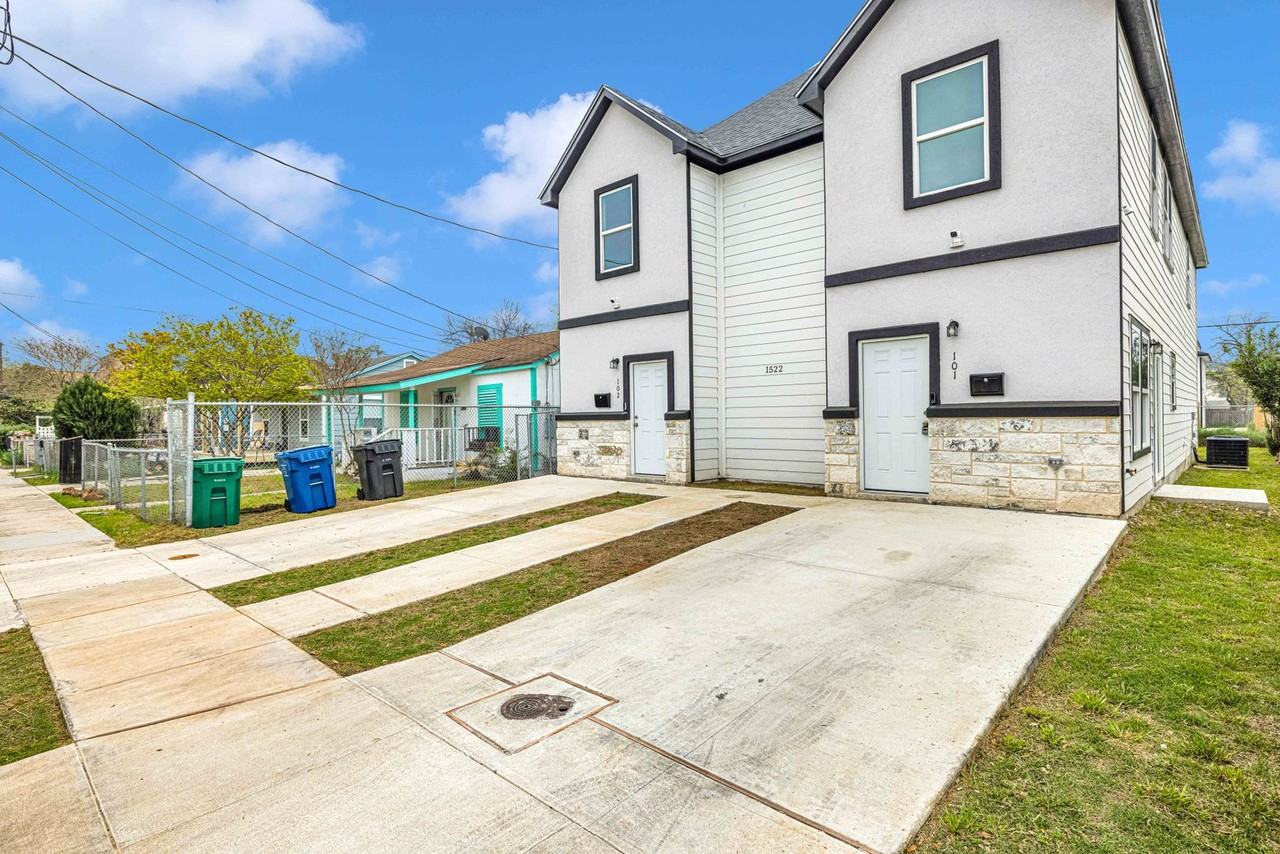 1522 Burleson - Photo 2 of 21