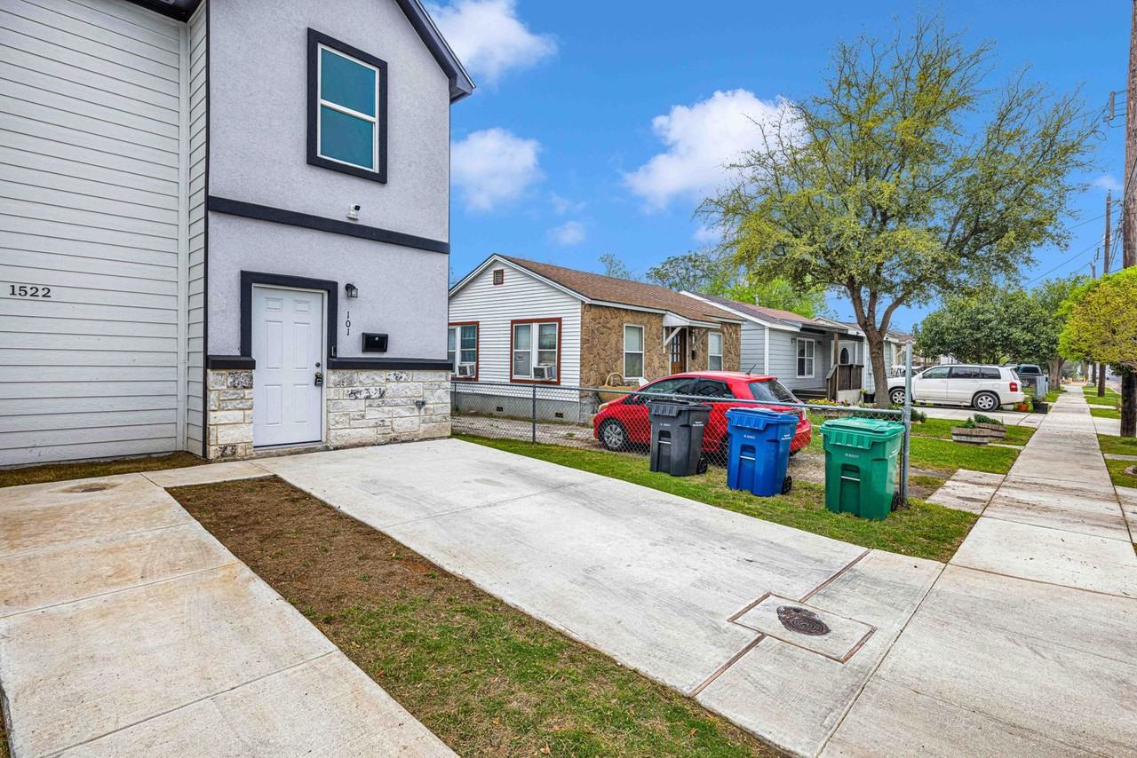 1522 Burleson - Photo 3 of 21