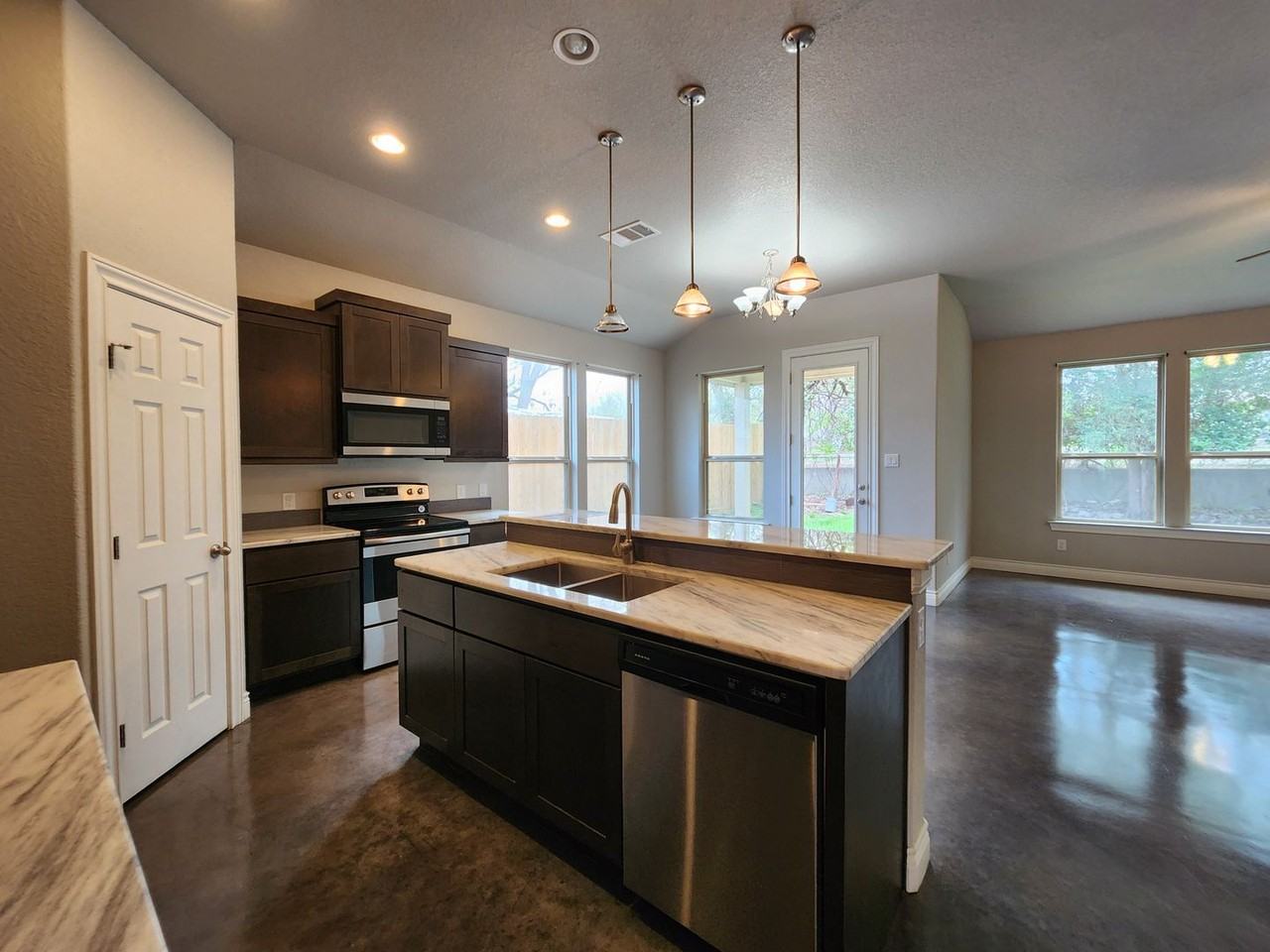 184 E Torrey St - Photo 7 of 29