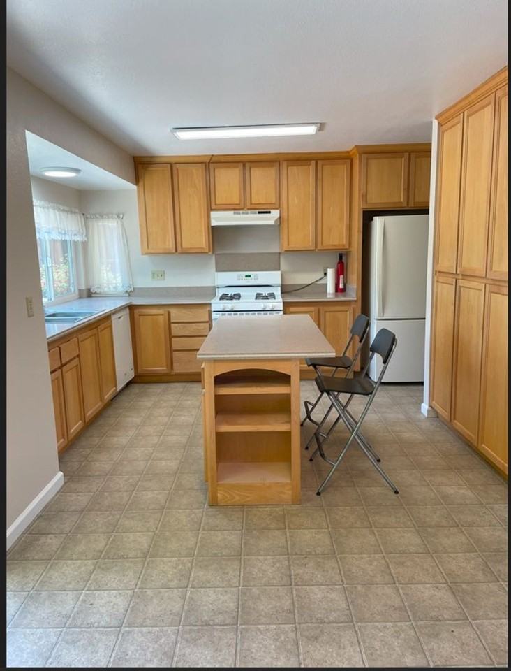 6076 Della Ct - Photo 3 of 8