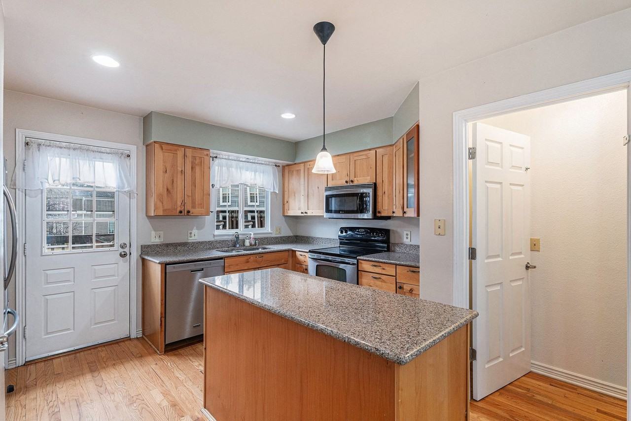 10587 W Dartmouth Ave - Photo 5 of 21