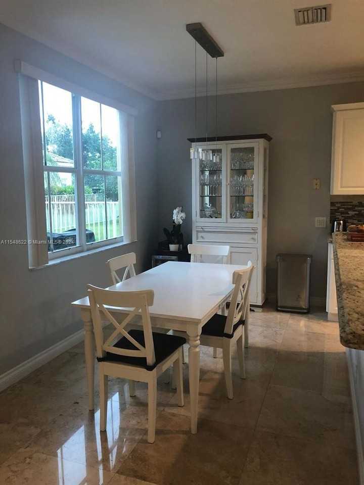 1518 Maple Dr - Photo 3 of 21