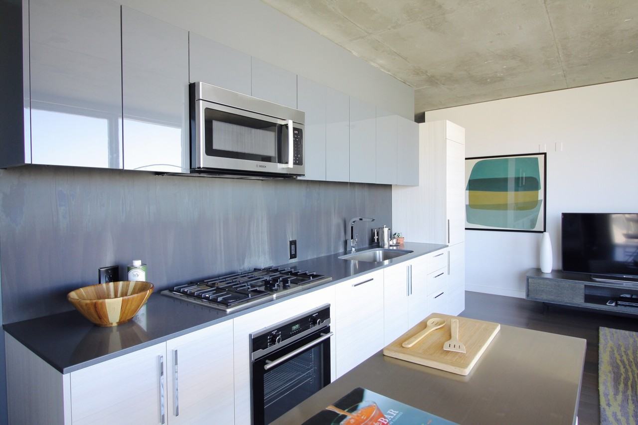 625 W Division St #2-2 - Photo 2 of 17