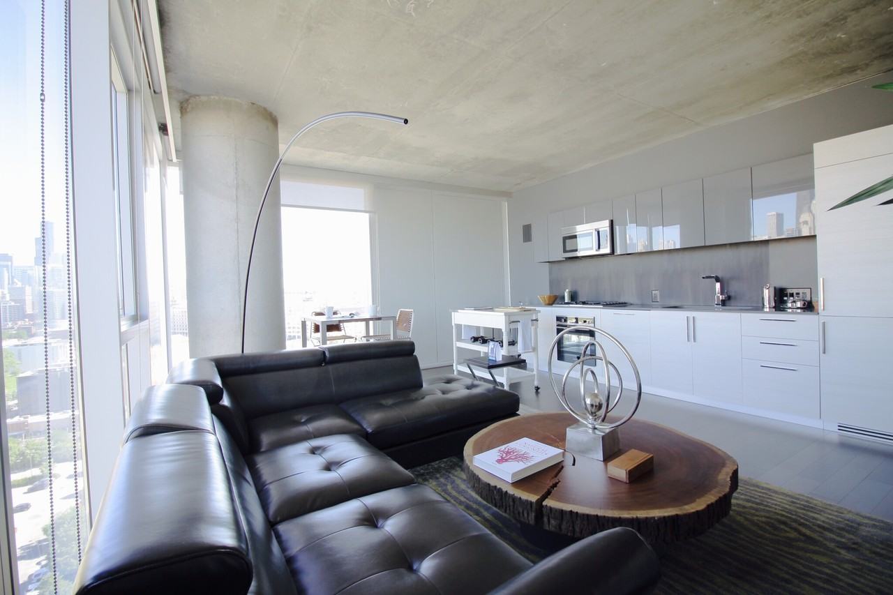 625 W Division St #2-2 - Photo 4 of 17