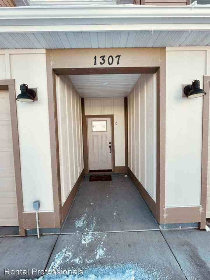 1307 Bunson Blvd #C - Photo 2 of 32