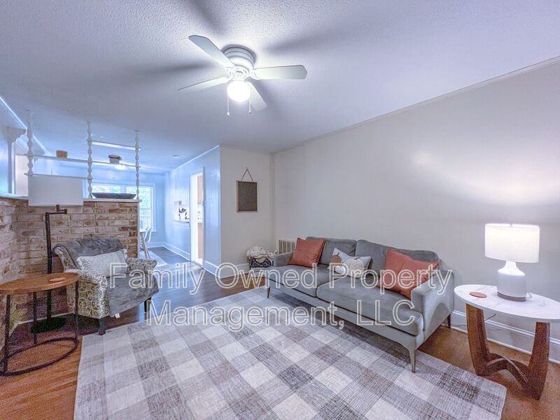 806 - Photo 7 of 23
