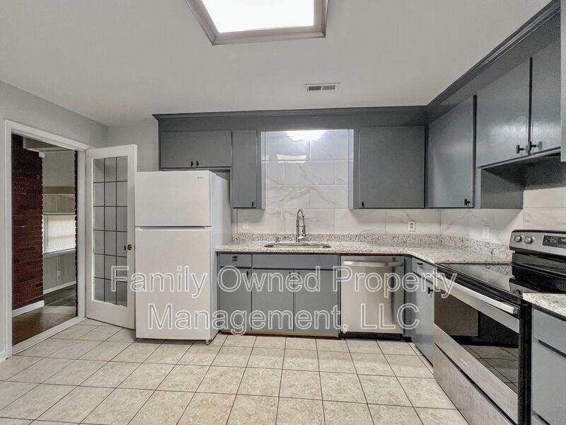 1522 Joan St - Photo 6 of 17