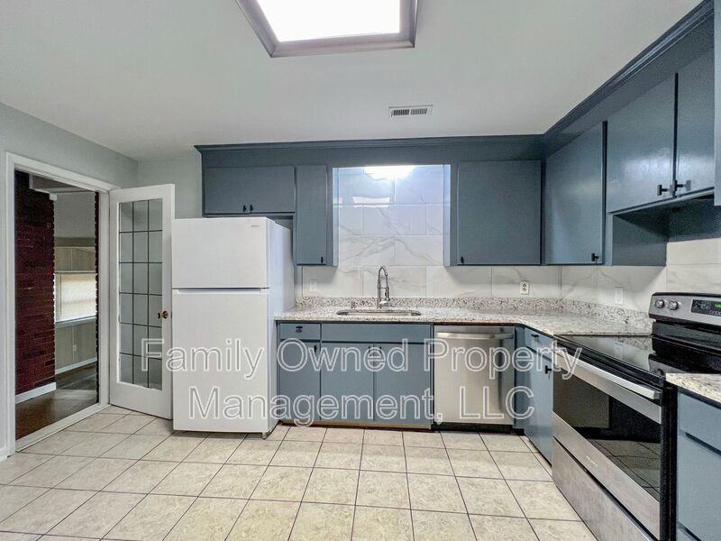 1522 Joan St - Photo 5 of 17