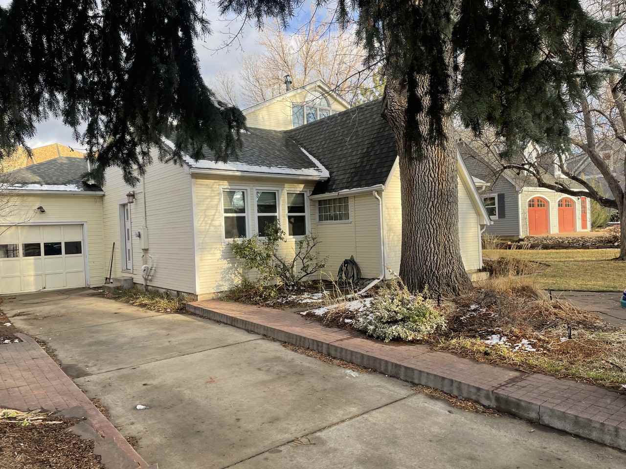 1010 Smith St - Photo 3 of 9