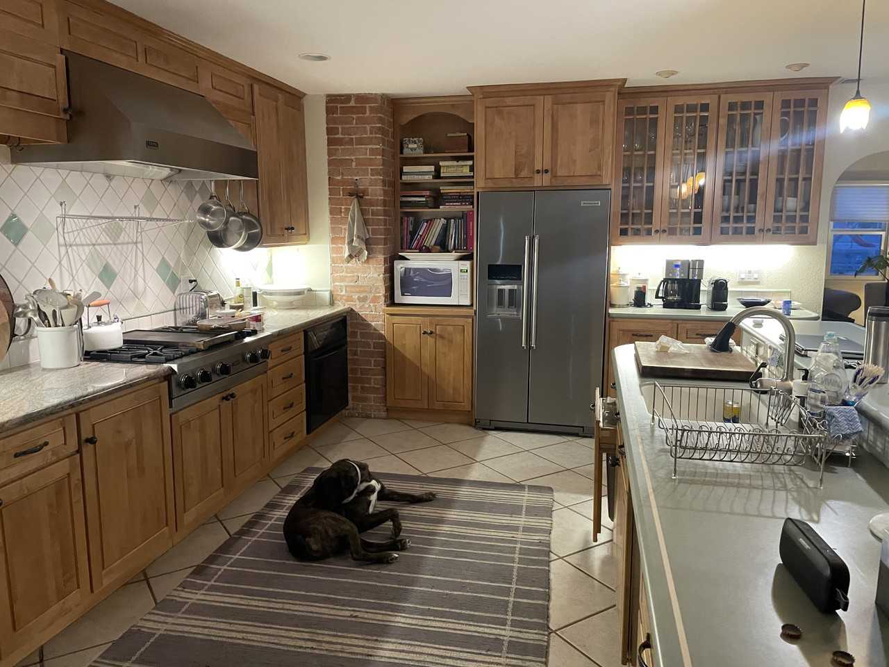 1010 Smith St - Photo 5 of 9