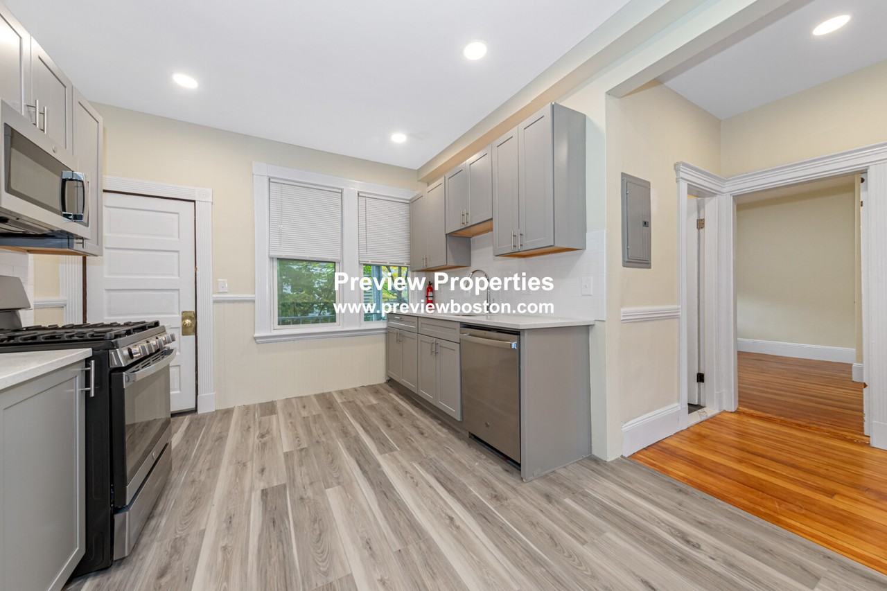 Brackett St #3P - Photo 3 of 40