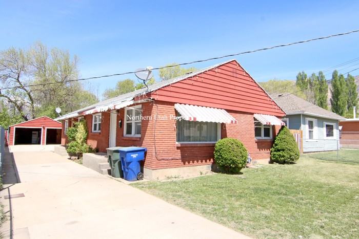 552 8th St - Photo 2 of 17