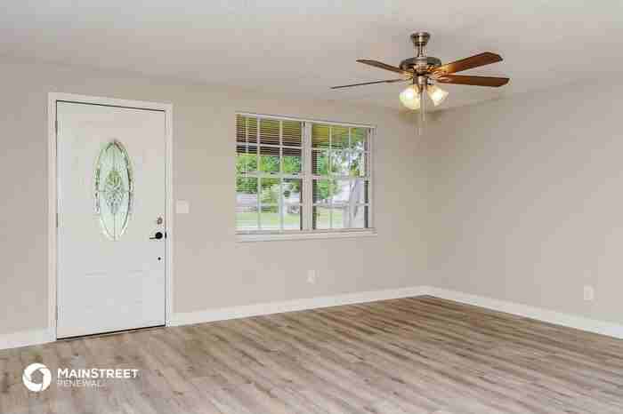 925 N Singleton Ave - Photo 3 of 16