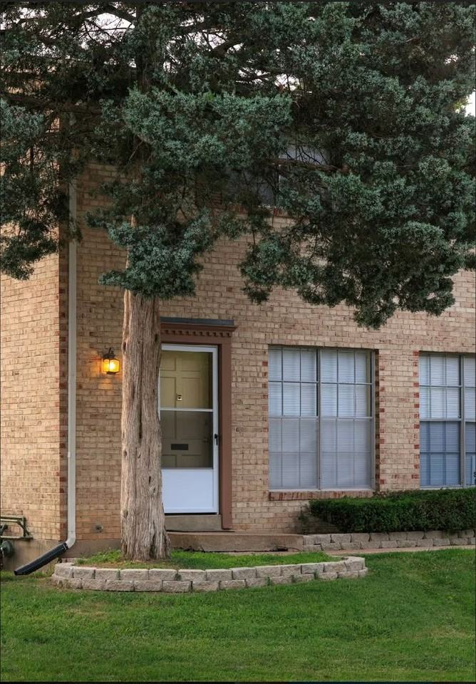 9761 Lynn Town Ct - Photo 3 of 33