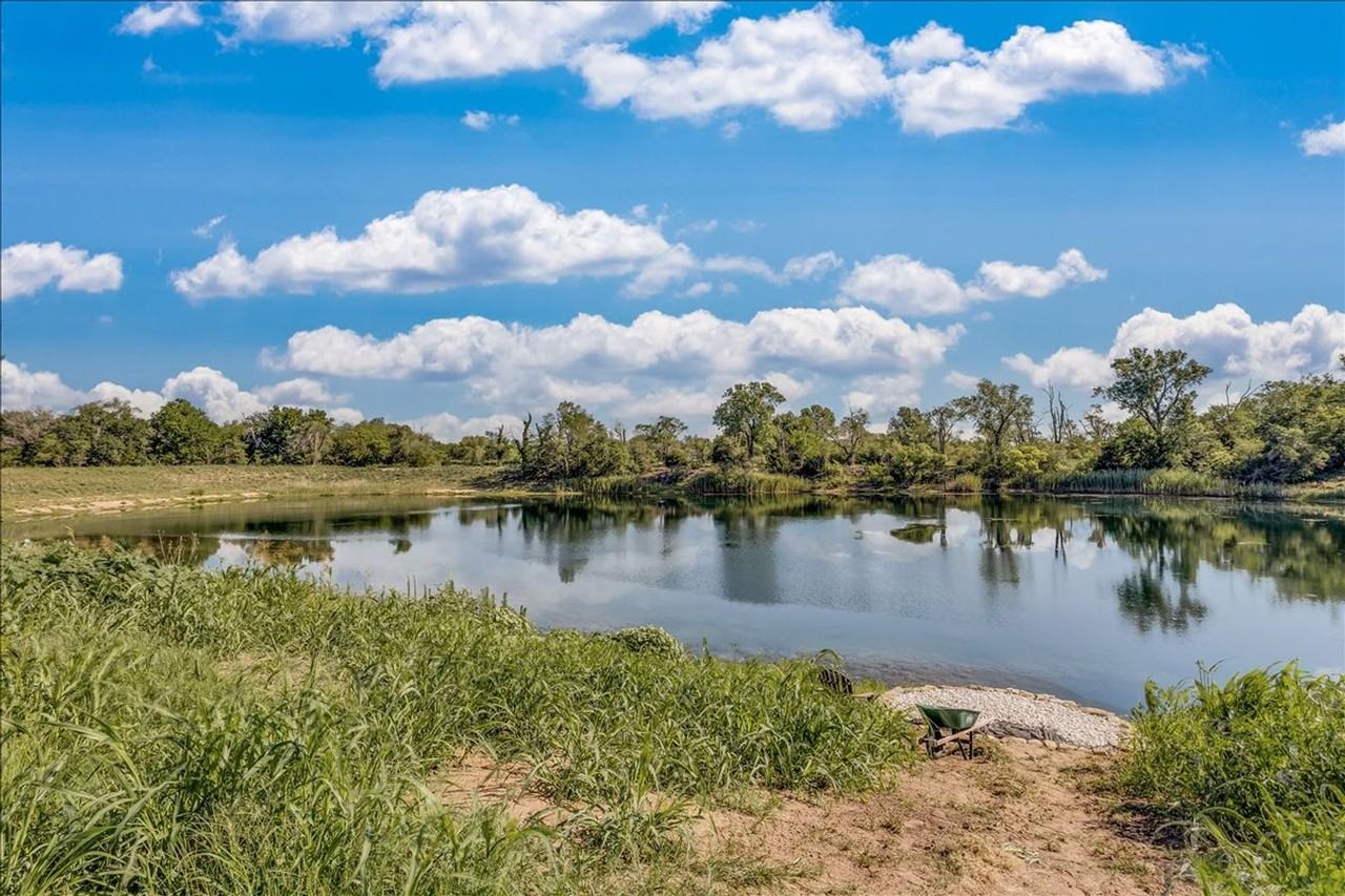 3110 E Shoffner St - Photo 3 of 32