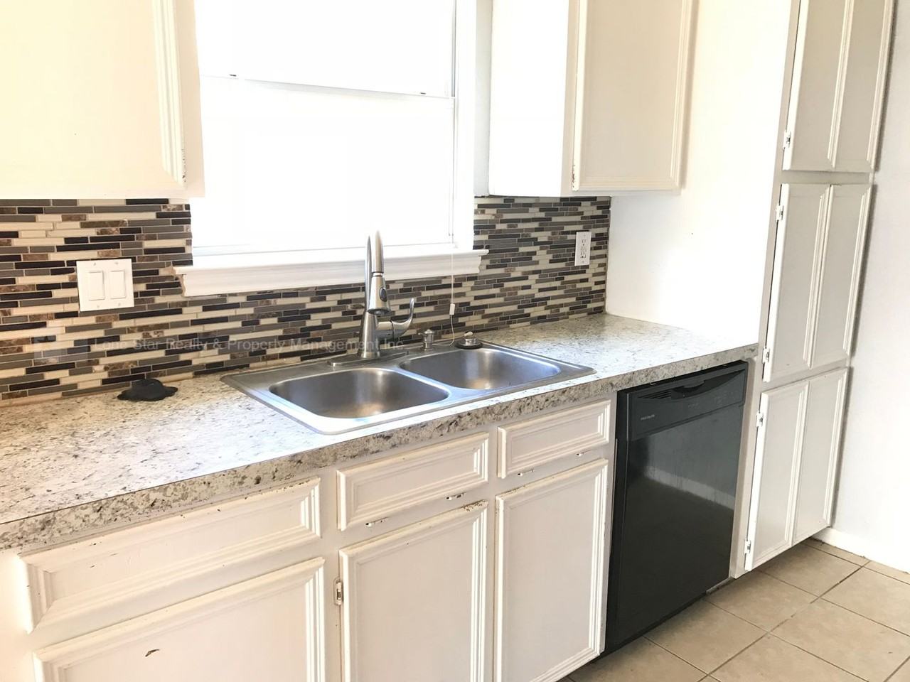 1910 Fleetwood Dr - Photo 7 of 24