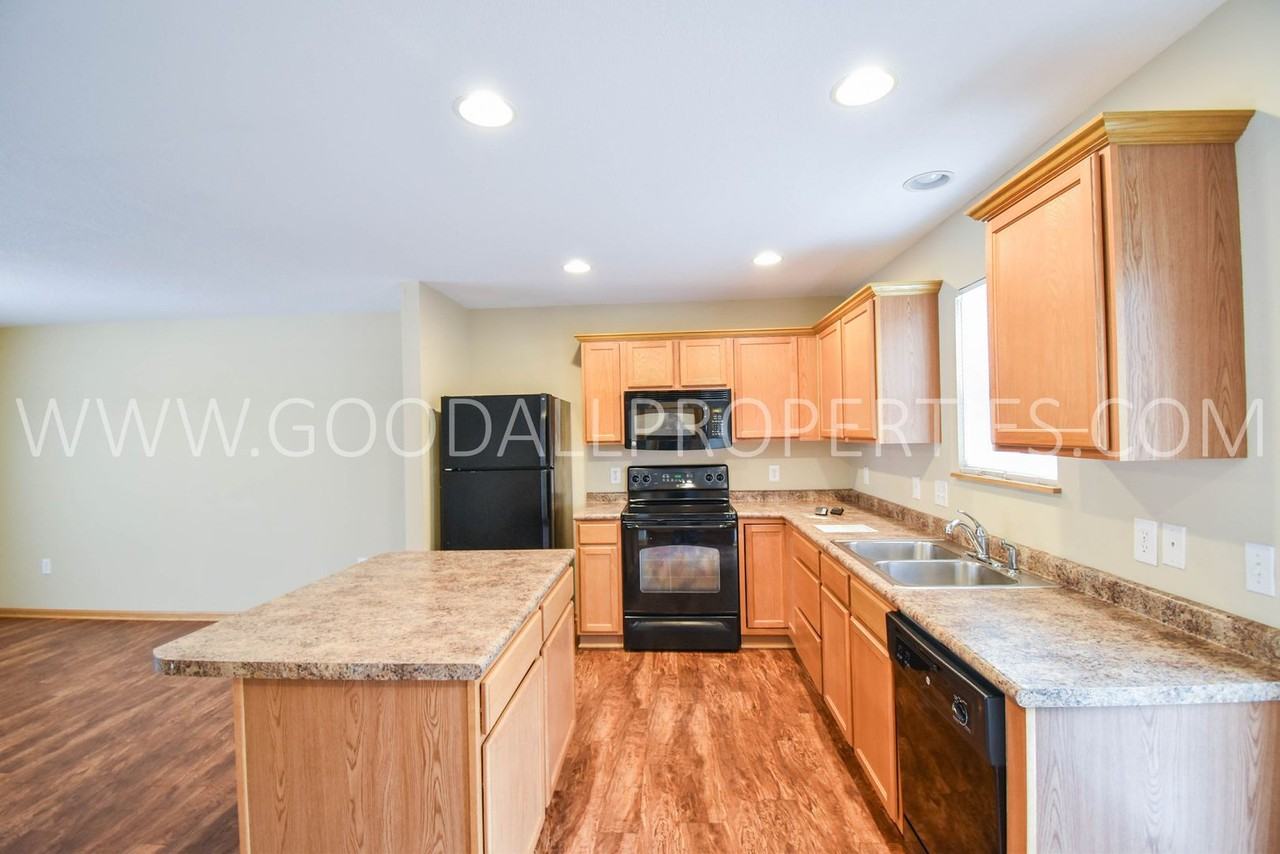 15404 Townsend Ave - Photo 5 of 28