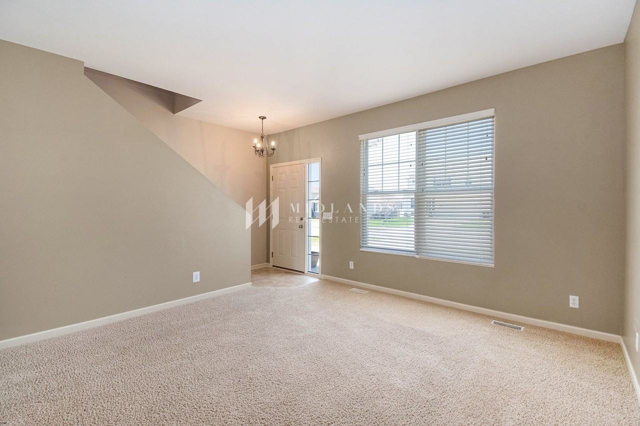 8717 S 67th St - Photo 2 of 16