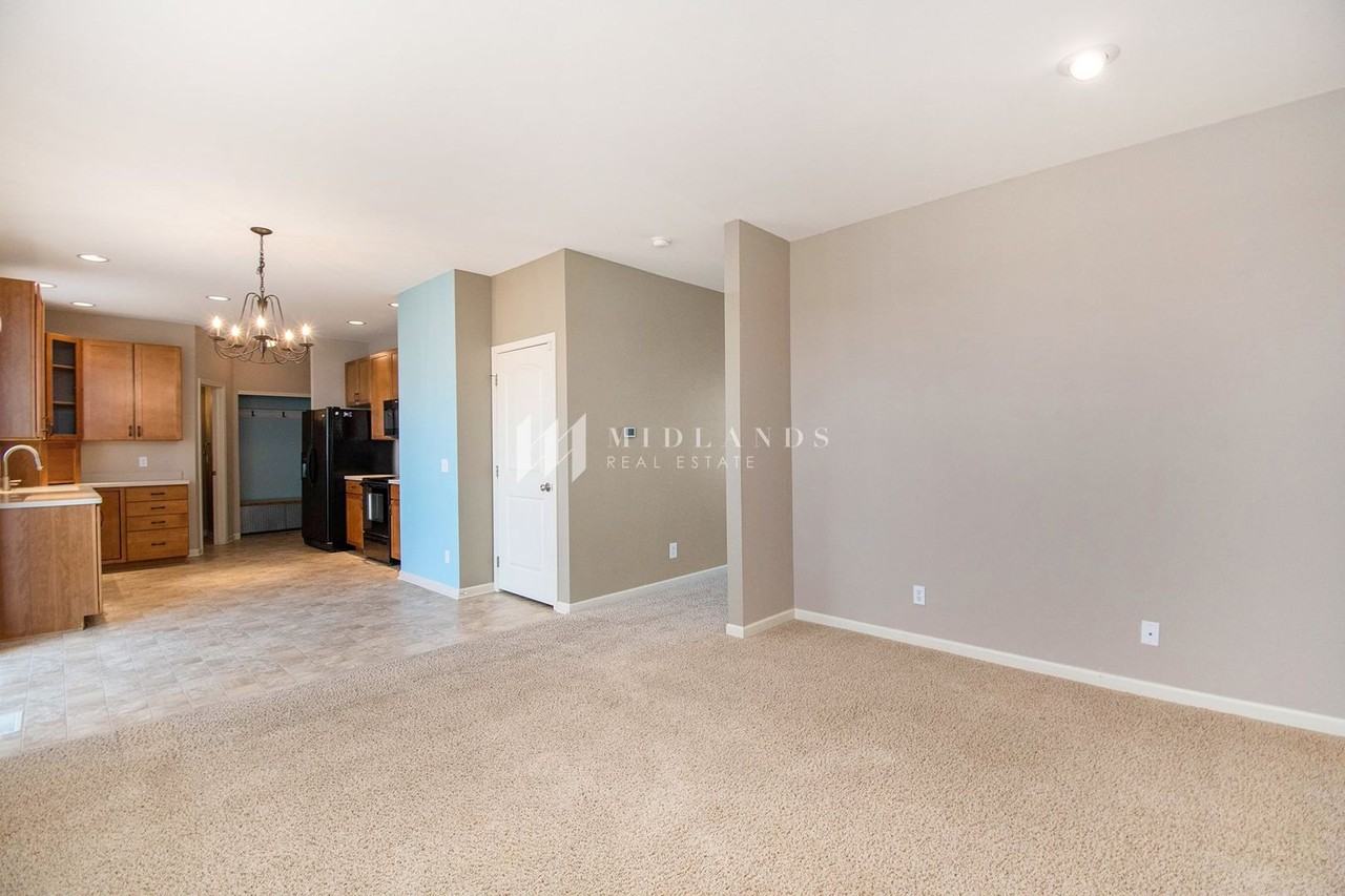 8717 S 67th St - Photo 4 of 16