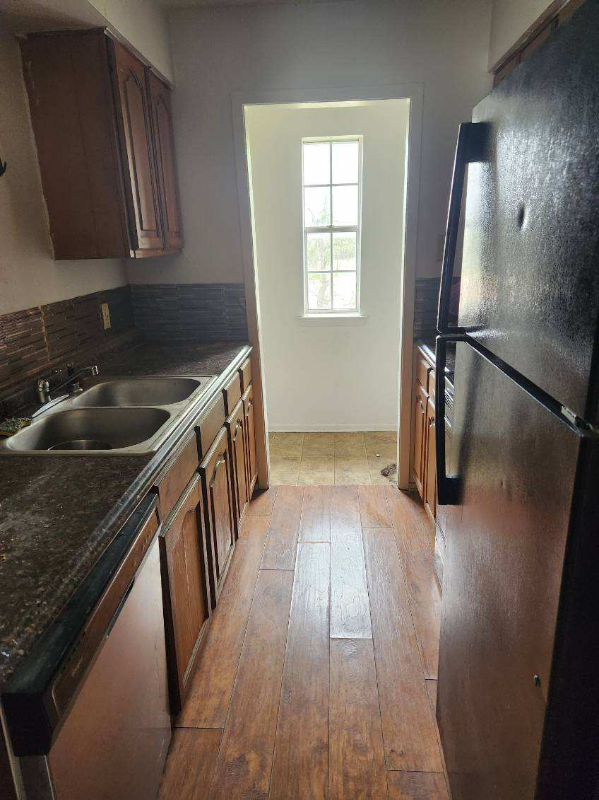 1010 W 2nd St - Photo 2 of 12