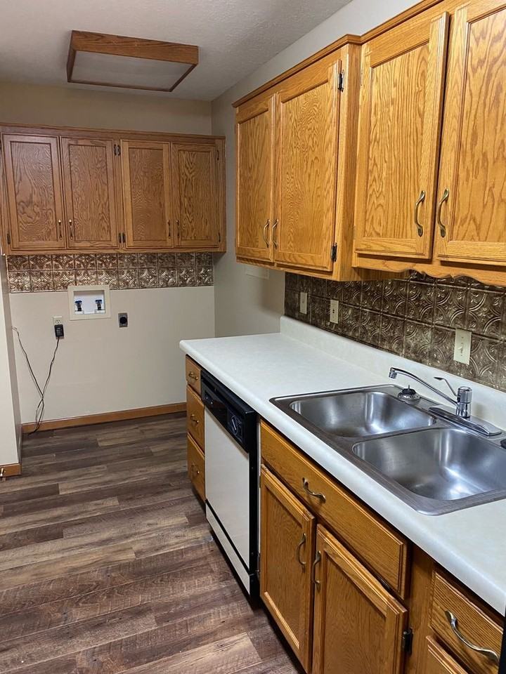 901 W Main St - Photo 6 of 11