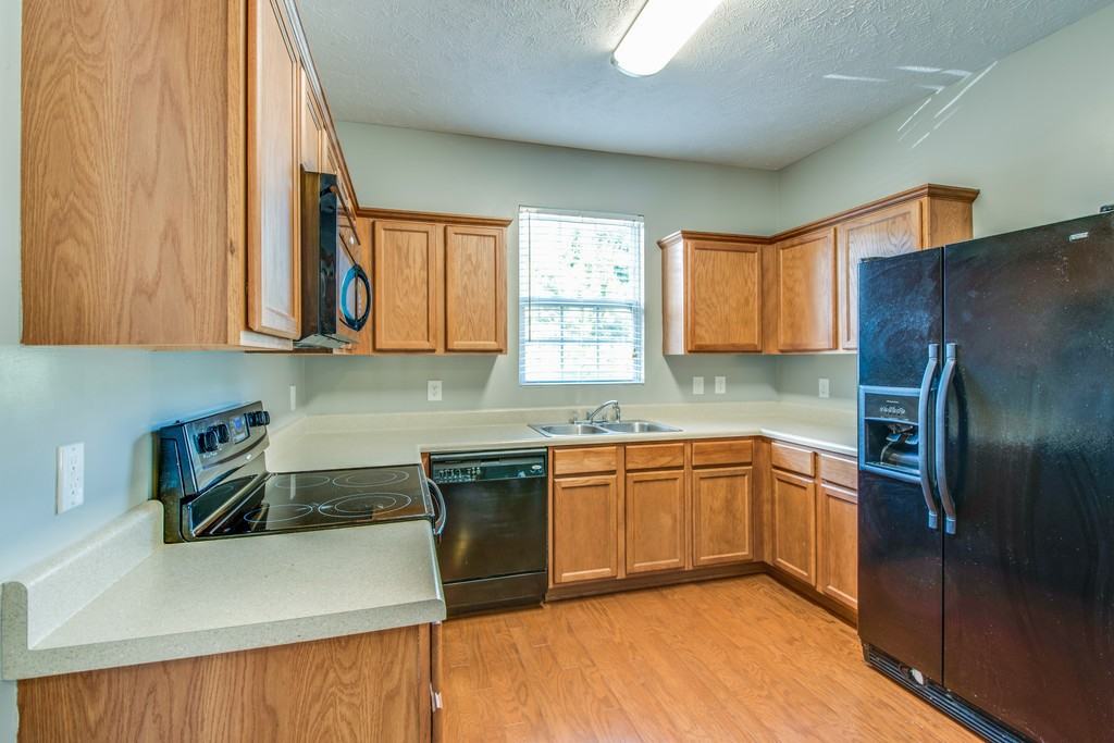 1051 Ashmore Dr - Photo 3 of 25