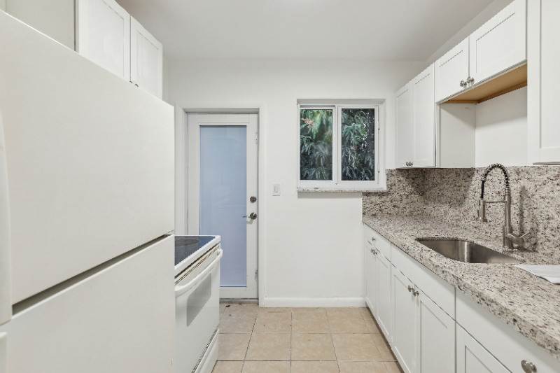 620 Oriental Blvd - Photo 3 of 14