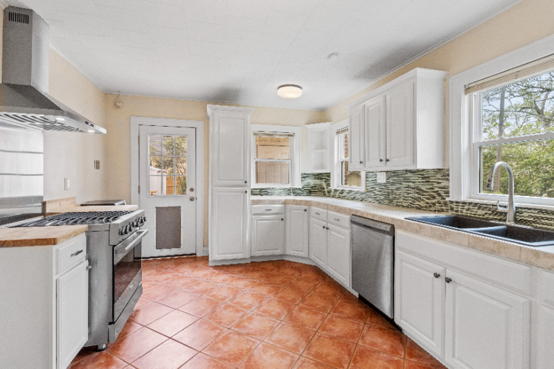 315 E 1st St - Photo 3 of 28