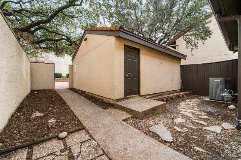 9606 Glenacre - Photo 2 of 34