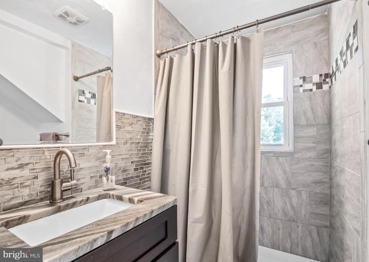 2617 E Maple St #1 - Photo 3 of 20