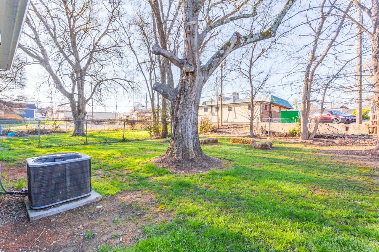 1608 Oak St - Photo 5 of 50