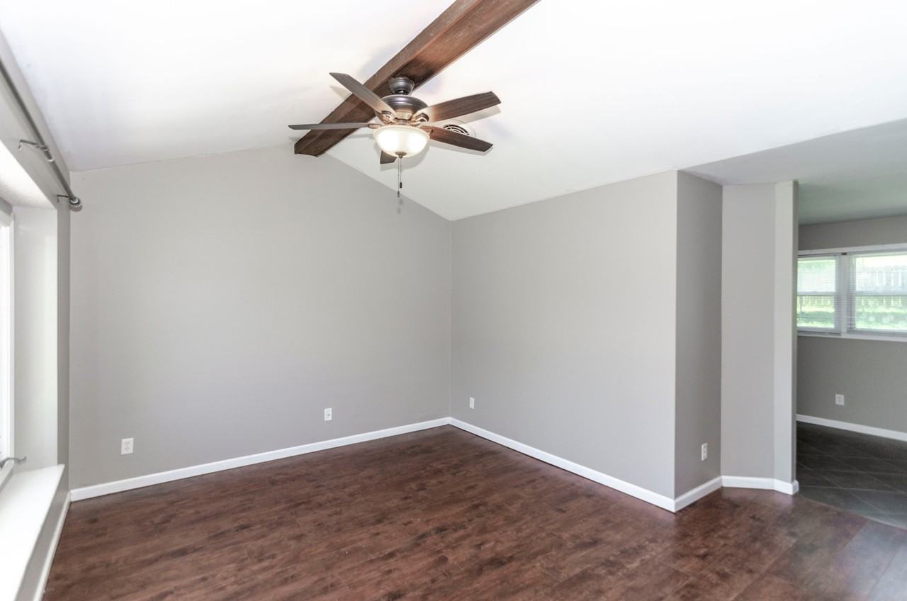 613 Plaza Dr - Photo 2 of 17