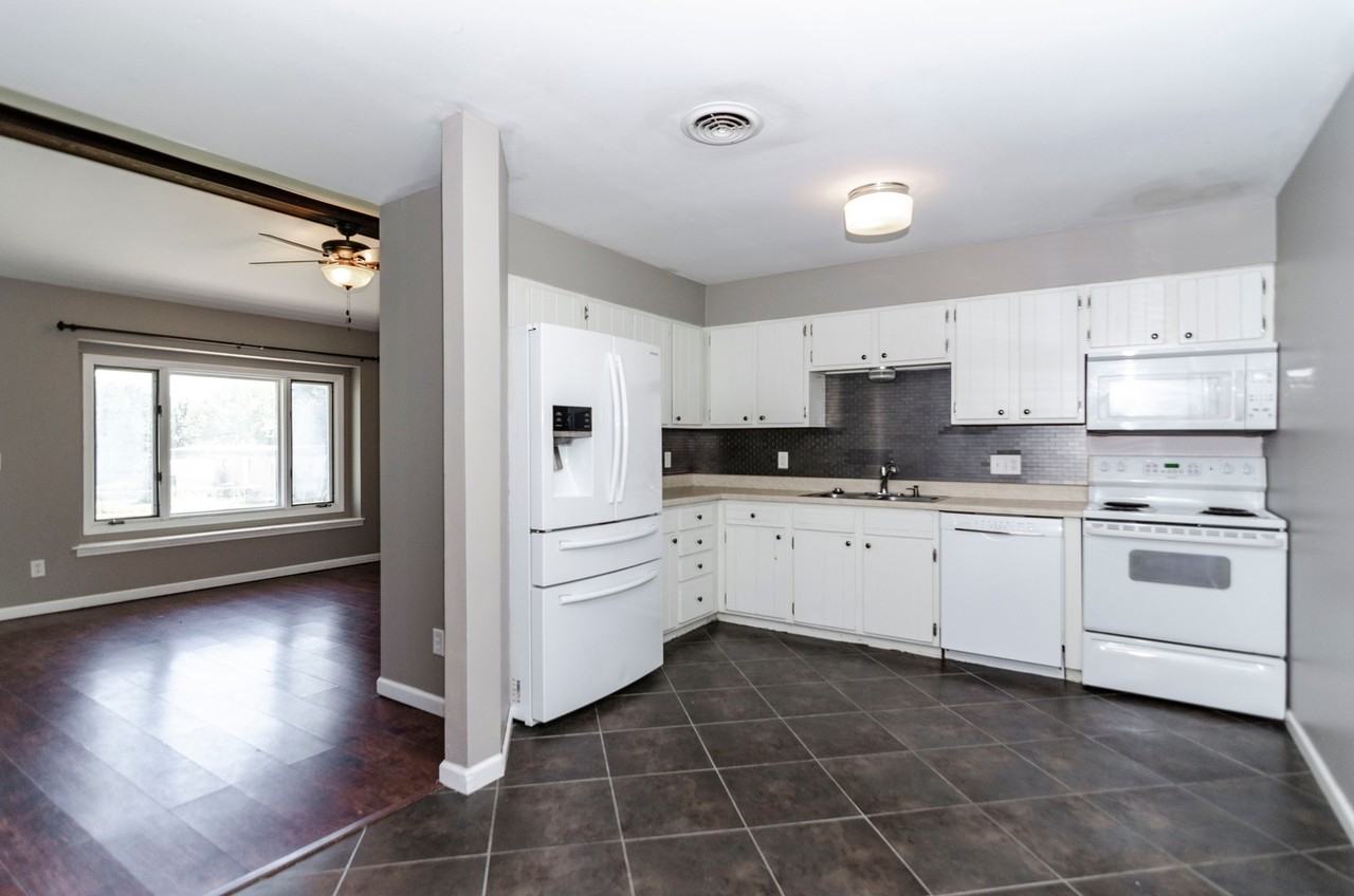 613 Plaza Dr - Photo 5 of 17