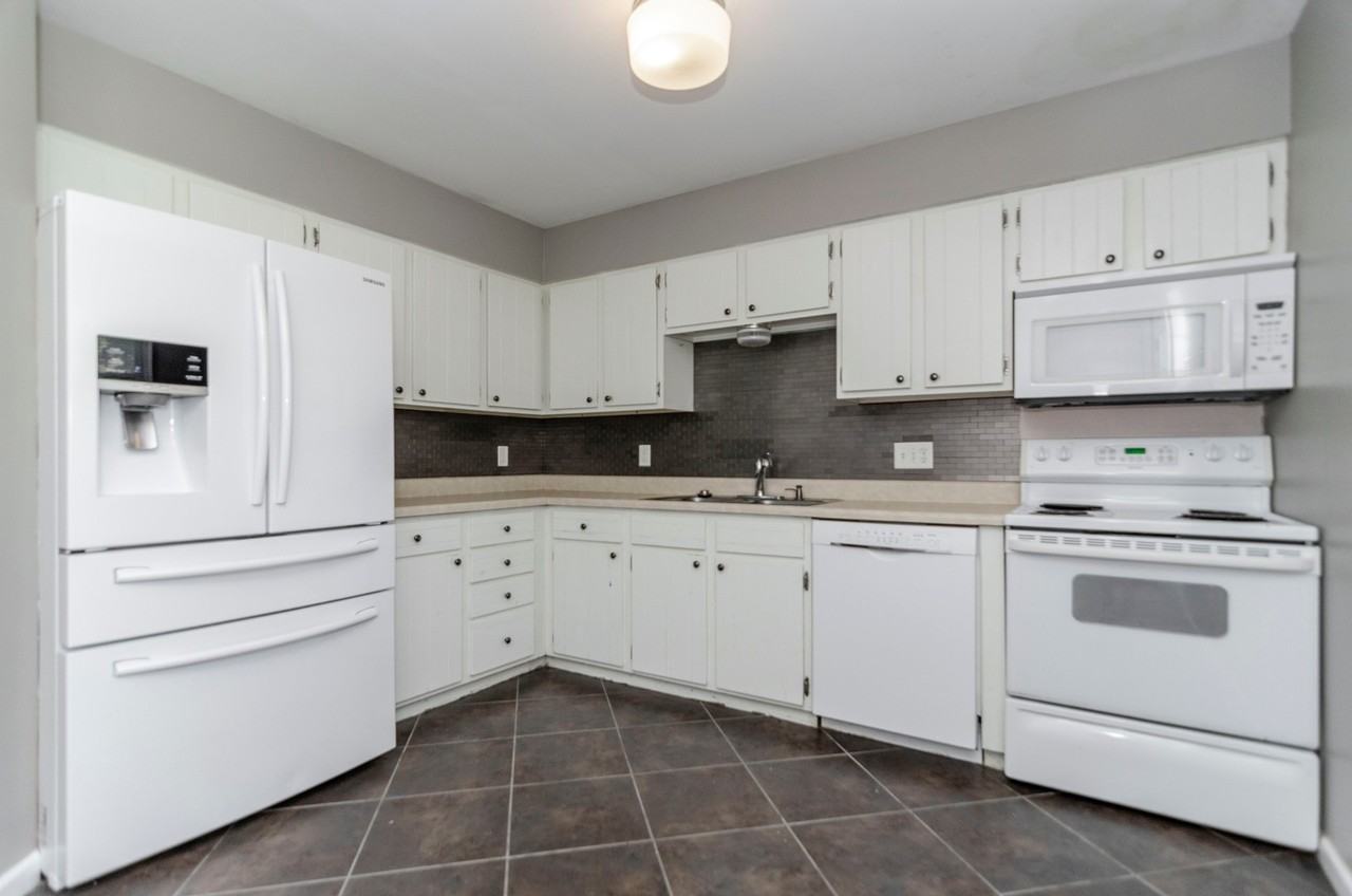 613 Plaza Dr - Photo 6 of 17