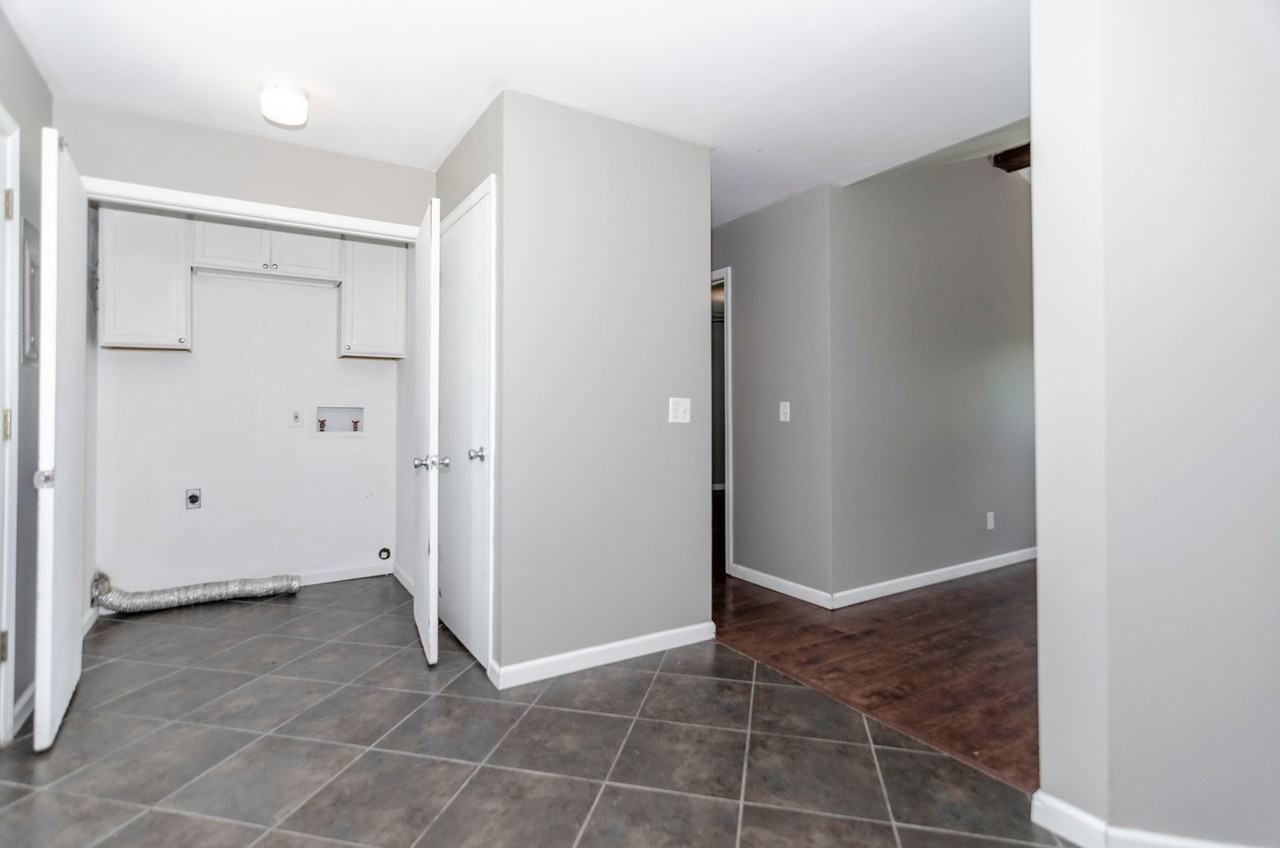 613 Plaza Dr - Photo 7 of 17