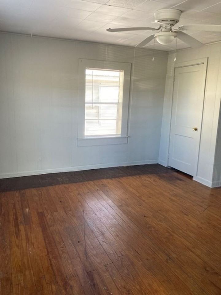 1018 Woodward Ave - Photo 4 of 12