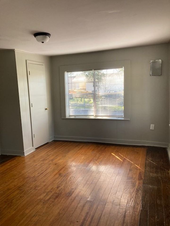 1018 Woodward Ave - Photo 5 of 12