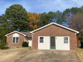 featured image of 926 Oaklawn Pl