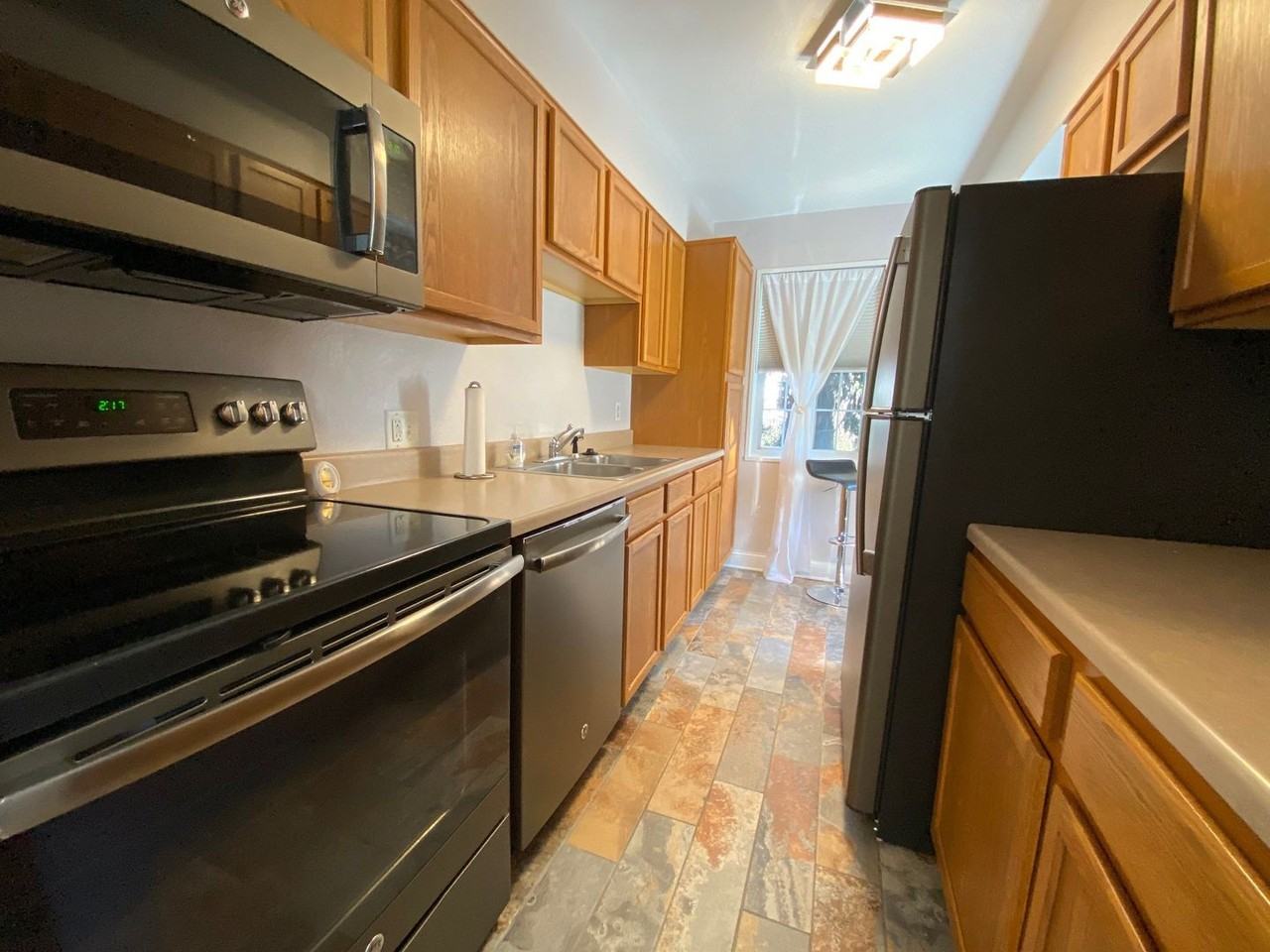 502 Grandview Ct - Photo 3 of 10