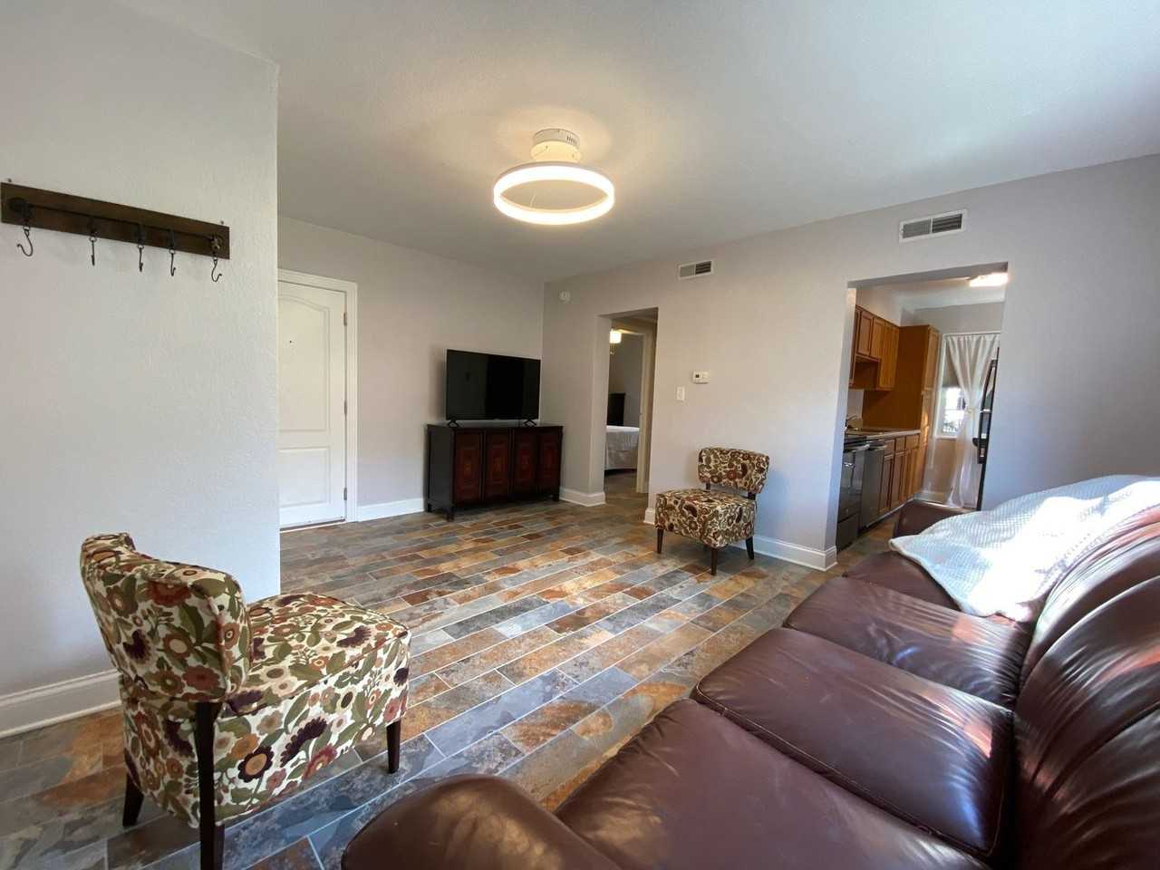 502 Grandview Ct - Photo 4 of 10