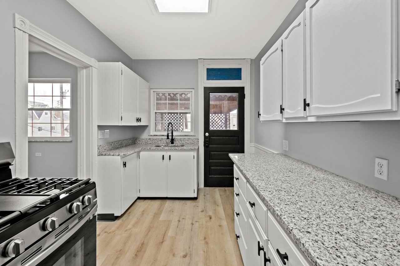 801 Frank St - Photo 7 of 28