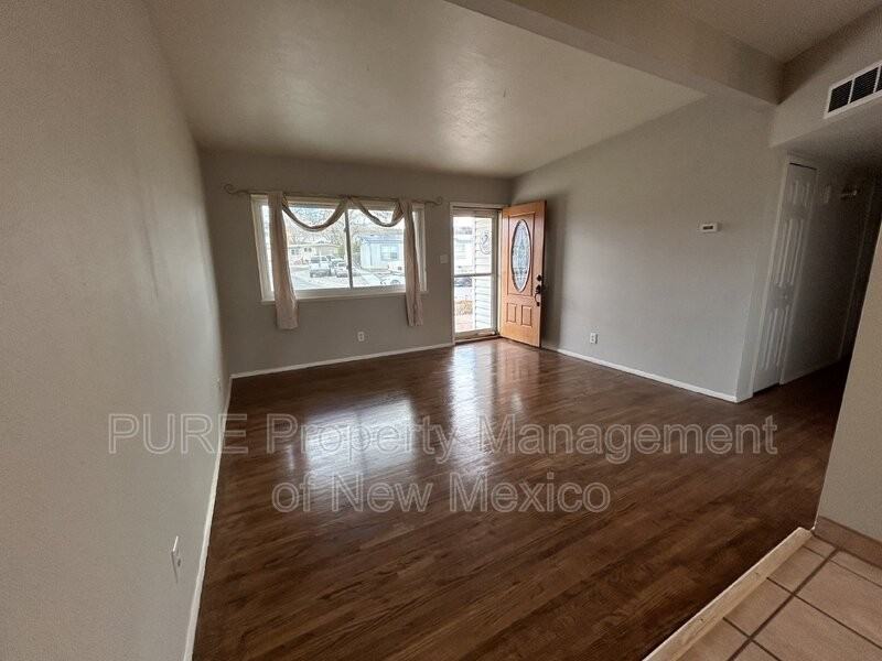2801 Edgecliff Dr - Photo 2 of 35